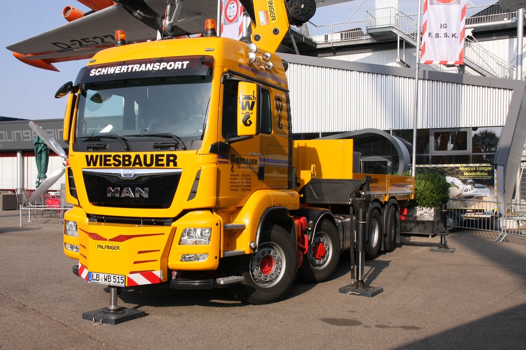 MAN TGX 4-achs Zugmaschine mit Ladekran von Wiesbauer - Schulze Modellbau